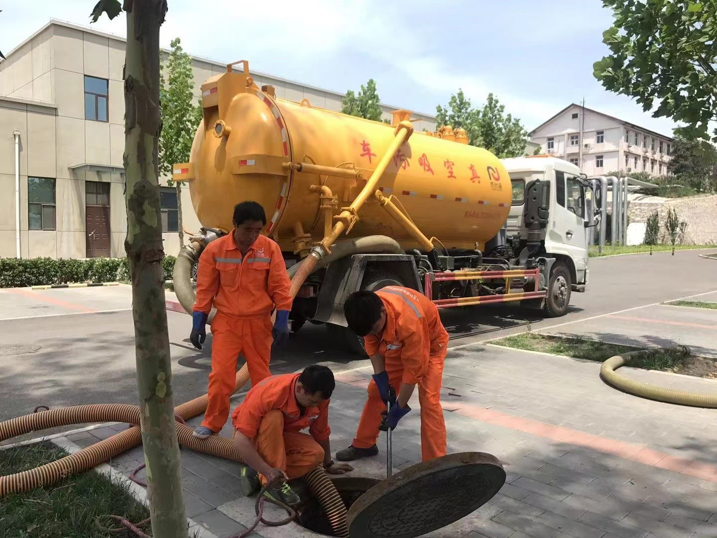 城北管道疏通车停在窨井附近