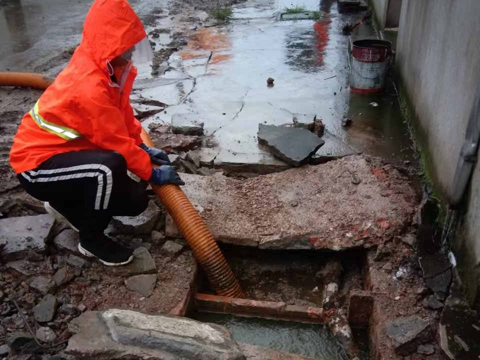 城北专业清理污水池 炜誉市政以规范流程守护城市 “肠道”