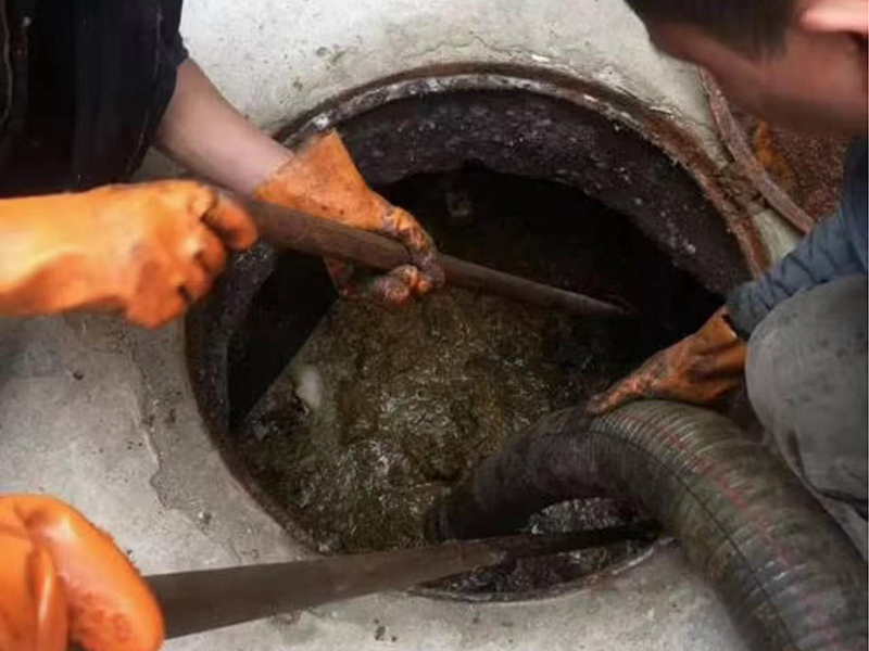 城北清理化粪池时如何避免沼气的危害?